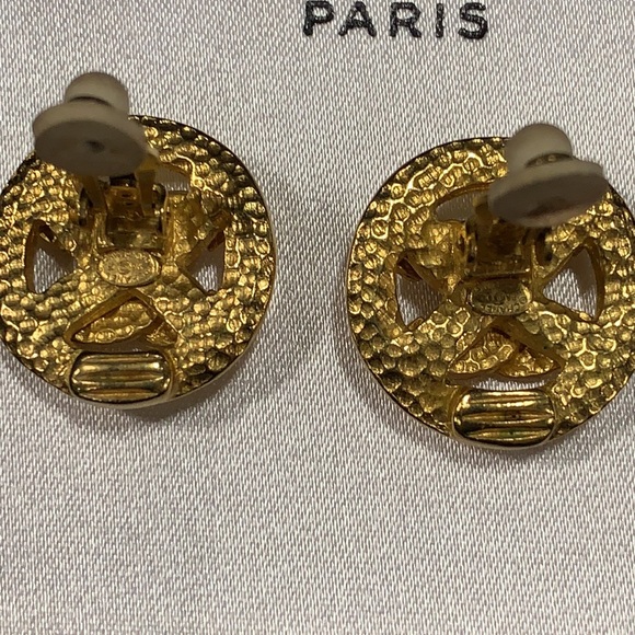 Vintage Chanel monogram Gold Plated Button CC earrings from 1996 - Picture 3 of 5